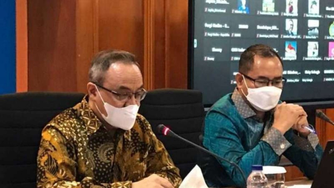 Teuku Faizasyah (kiri) dan Direktur PWNI BHI Kemlu Judha Nugraha (kanan)