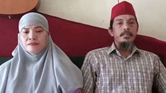 Tangkapan layar - Ayah siswi SMP korban perundungan bersama istrinya memberikan keterangan melalui video terkait kekecewaan penganiayaan anaknya yang disebut hanya untuk konten di media sosial usia melapor di kantor Polrestabes Makassar, Sulawesi Selatan,