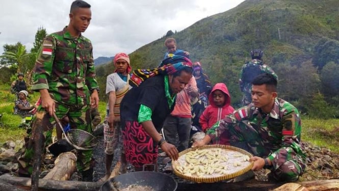 Aksi anggota Kostrad kenalkan donat kentang ke mama di Papua 