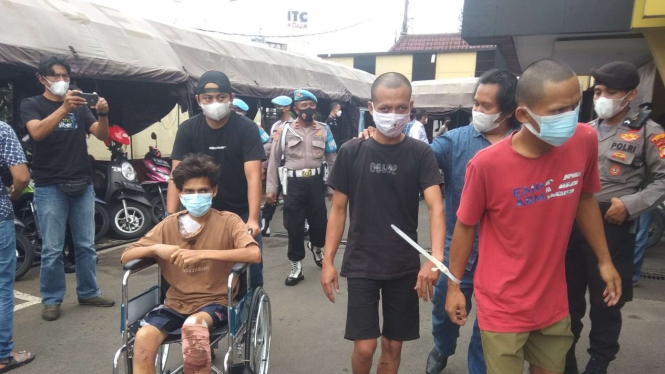 Polresto Depok tangkap tiga tersangka pencurian kendaraan bermotor.