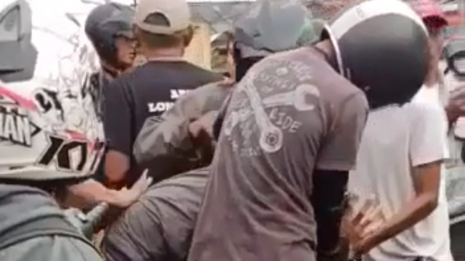Pelaku penusukan di jalanan Bogor saat diamankan warga.