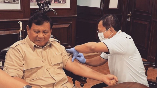 Menteri Pertahanan Prabowo Subianto disuntik booster vaksin nusantara oleh dokter Terawan.