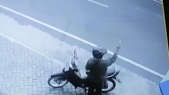 Seorang pengendara motor terekam CCTV mengacungkan diduga pistol di Batu, Jatim