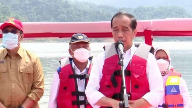 Presiden Joko Widodo meresmikan bendungan Bintang Bano, NTB.