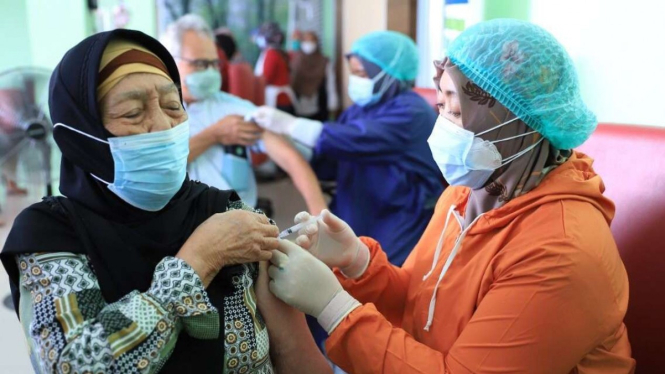 Vaksinasi booster untuk lansia (Foto ilustrasi).