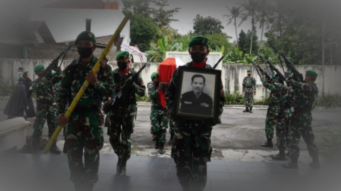 VIVA Militer: Prosesi pemakaman Sersan Mayor Toejo.