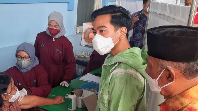 Wali Kota Solo Gibran Rakabuming Raka dikerubuti lansia saat tinjau vaksinasi.
