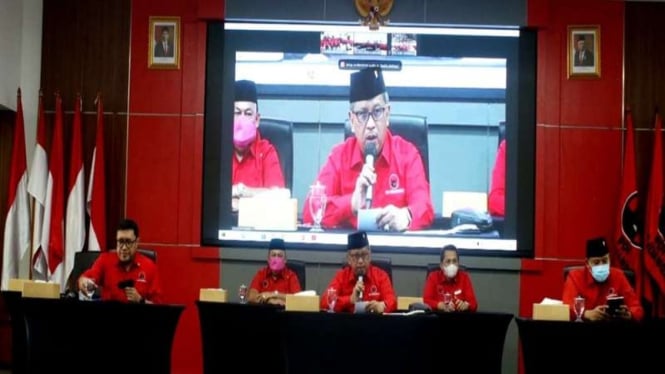 Sekjen PDIP Hasto Kristiyanto memberikan arahan di sekolah partai