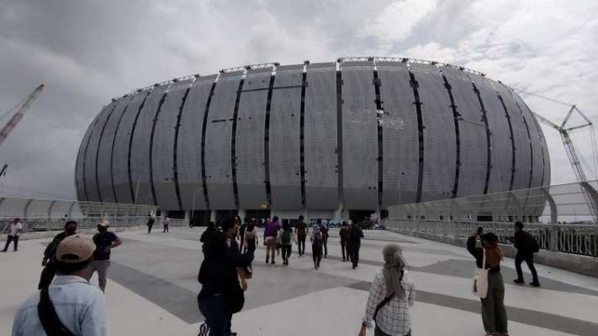 Masyarakat mengunjungi proyek Jakarta Internasional Stadium, Jakarta Utara.