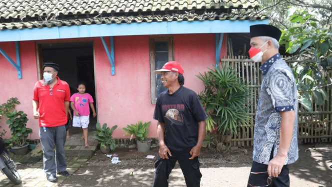 Ganjar Pranowo Bantu Renovasi Rumah Kader PDIP di Magetan