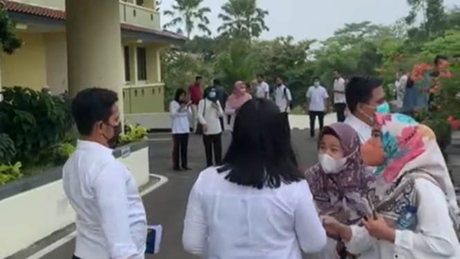 Pegawai di kantor Bupati Tangerang berhamburan keluar saat gempa.