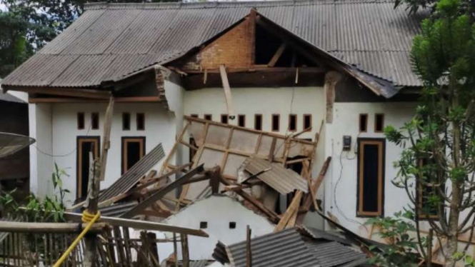 Sebuah rumah tampak roboh akibat gempa yang mengguncang Banten, hari ini.