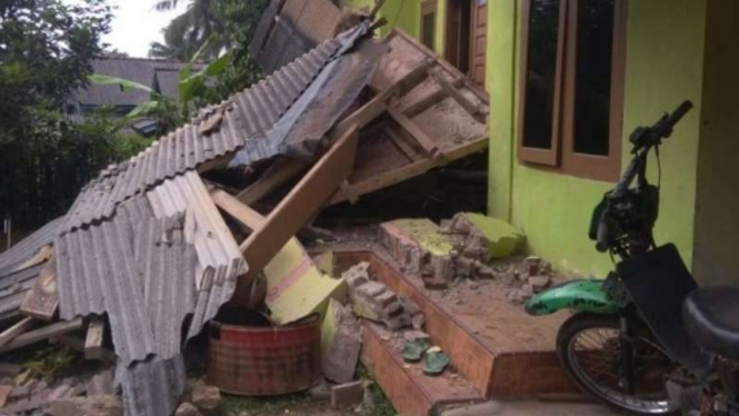 Gempa M 6,7 sebabkan sejumlah rumah warga rusak.