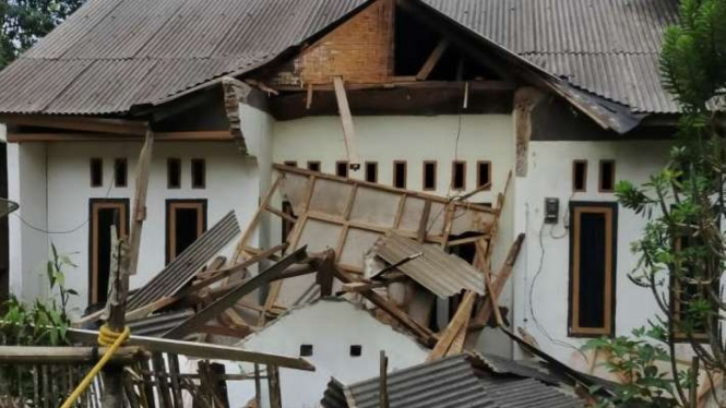 Satu rumah warga rusak terdampak gempa di Kabupaten Pandeglang, Banten, Jumat, 14 Januari 2022.