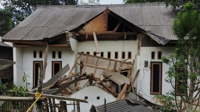Rumah rusak akibat gempa di Sumur, Banten.