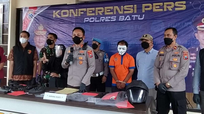 Polisi merilis pengungkapan kasus peristiwa seorang pengendara sepeda motor yang mengacungkan pistol di dekat satu kantor desa di Kota Batu, Jawa Timur, Jumat, 14 Januari 2022.
