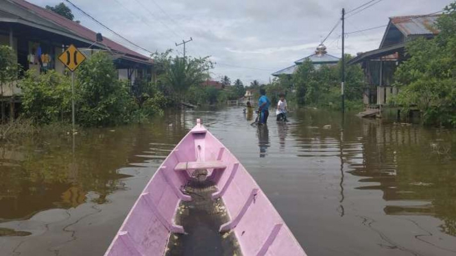 Kondisi banjir di Teluk Barak Kelurahan Kedamin Hilir Kecamatan Putussibau Selatan dan BPBD Kapuas Hulu meninjau kondisi banjir di wilayah Kapuas Hulu, Kalimantan Barat, Jumat malam, 14 Januari 2022.