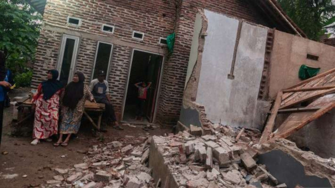 Warga melihat kondisi rumah yang rusak akibat gempa di Kadu Agung Timur, Lebak, Banten, Jumat, 14 Januari 2022.
