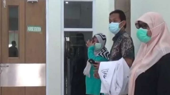 Sejumlah petugas bersiaga di ruang isolasi tempat dirawatnya pasien COVID-19 terdeteksi varian Omicron di RSUD Dolopo Kabupaten Madiun, Jawa Timur, Jumat, 14 Januari 2022.