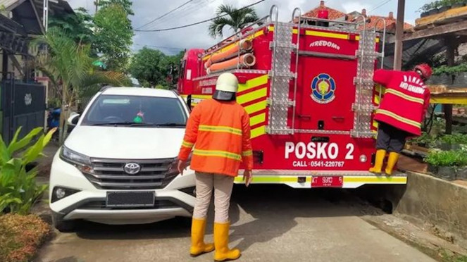 Mobil pemadam kebakaran dihadang oleh mobil yang parkir sembarangan. Mobil pemadam kebakaran dihadang oleh mobil yang parkir sembarangan.
