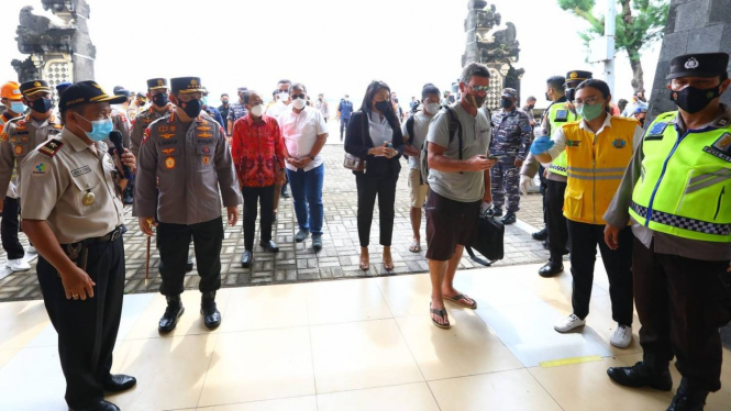 Kapolri Jenderal Listyo Sigit Prabowo tinjau prokes di Pelabuhan Benoa, Bali.