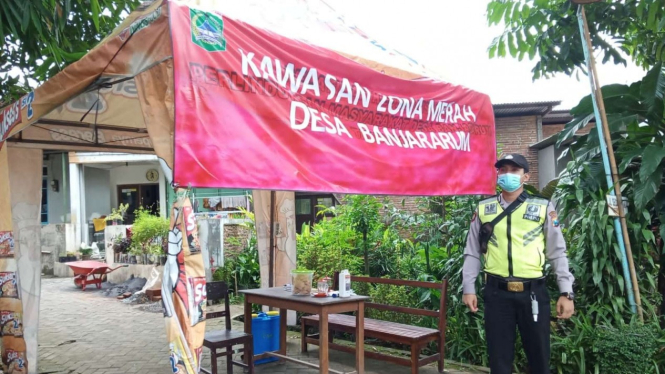 Warga Desa Banjararum, Kabupaten Malang, Jawa Timur melakukan lockdown lokal.