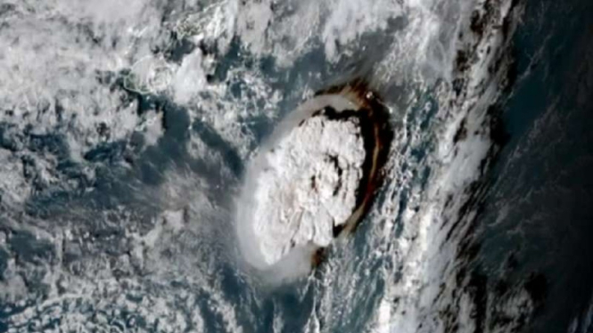 Foto satelit erupsi gunung berapi bawah laut di Tonga yang memicu tsunami.