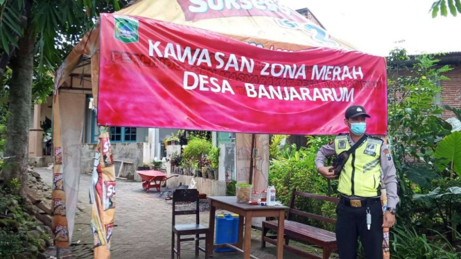 Warga Desa Banjararum, Singosari, Kabupaten Malang, melakukan lockdown lokal