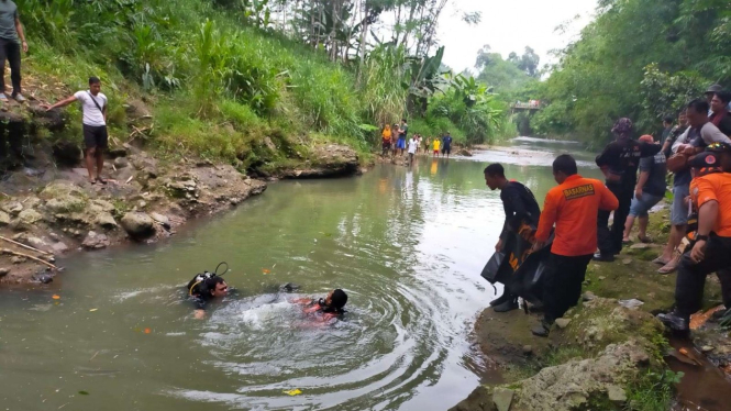 Tim SAR melakukan pencarian korban di Sungai Glagah Kendal.