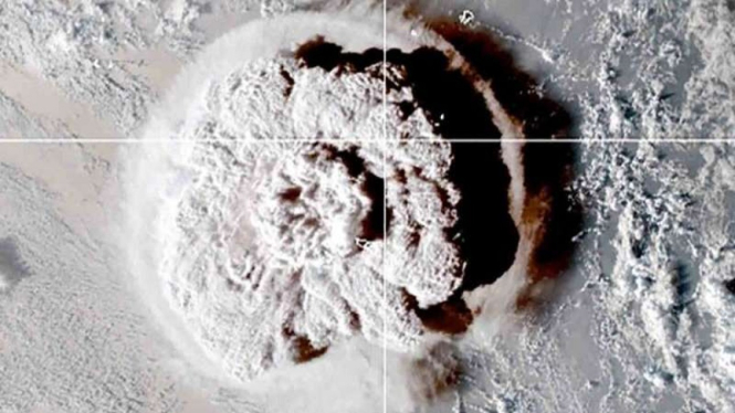 Citra satelit memperlihatkan letusan gunung berapi bawah laut di Tonga