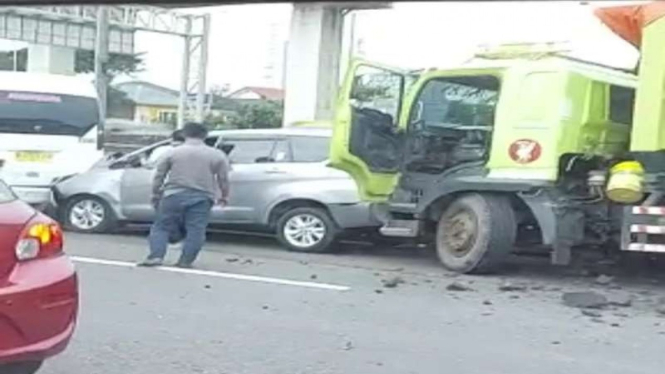 Kecelakaan beruntun terjadi di Tol Cikunir