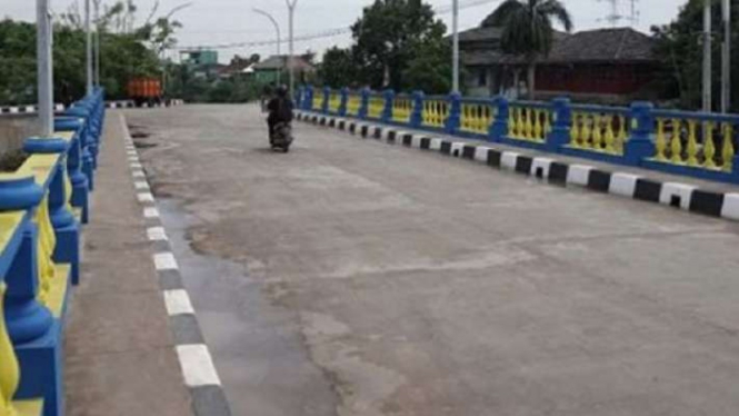 Jembatan di Kelurahan Karangpawitan, Kecamatan Karawang Barat, Kabupaten Karawang, Jawa Barat, usai diresmikan oleh Bupati Cellica Nurrachadiana pada 29 Desember 2021.