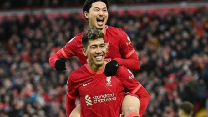 Takumino Minamino dan Roberto Firmino rayakan gol Liverpool