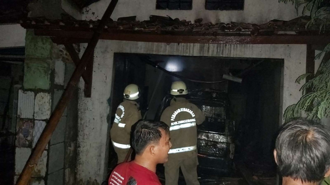 Kebakaran Hanguskan Mobil dan Rumah di Kabupaten Tangerang, Banten.