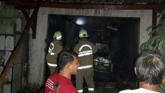 Bangunan garasi dan mobil di Tangerang ludes terbakar.