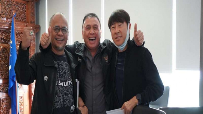 Shin Tae-yong (kanan) bersama Ketum dan Exco PSS