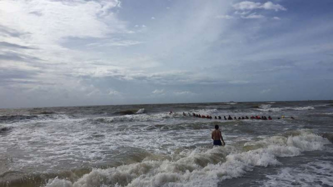Basarnas Sulsel mencari remaja yang tenggelam di Pantai sanging Mamiri, Makassar