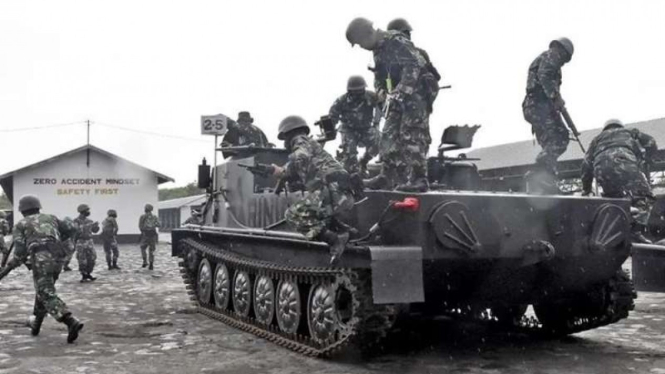 VIVA Militer: Pasukan Yonif 5/Marinir turun dari tank BTR-50 PK