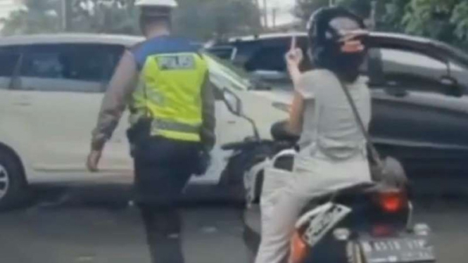 Tangkapan layar wanita acungkan jari tengah ke polisi