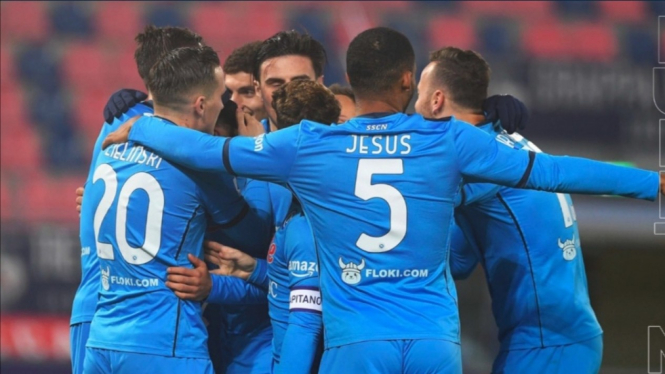 Para pemain Napoli merayakan gol. 
