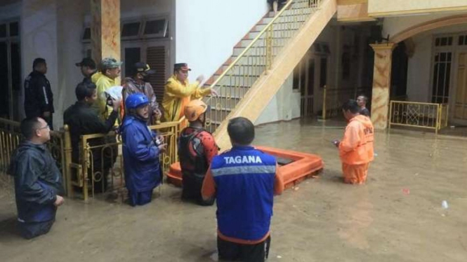 Bupati Jember Hendy Siswanto melihat rumahnya yang terendam banjir di Lingkungan Ledok, Kelurahan Jember Kidul, Kecamatan Kaliwates, Kabupaten Jember, Jawa Timur, Senin malam, 17 Januari 2022.