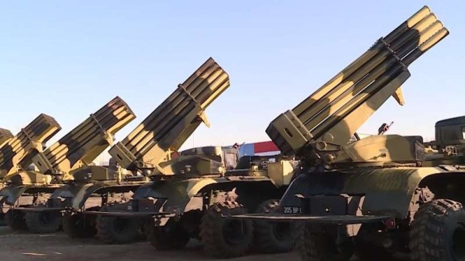 VIVA Militer: Sistem Peluncur Multi Roket (MLRS) BM-21 Grad militer Rusia
