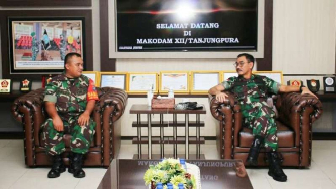 VIVA Militer: Serda Delfi (kiri) berjumpa Mayjen TNI Sulaiman Agusto
