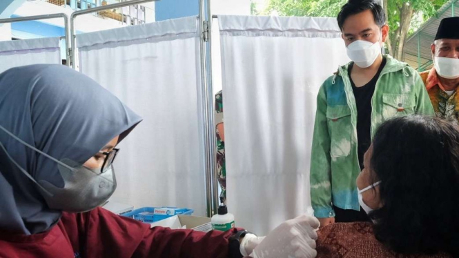 Wali Kota Solo Gibran Rakabuming Raka meninjau kegiatan vaksinasi COVID-19 untuk dosis penguat (booster) bagi kalangan lansia di kota itu.