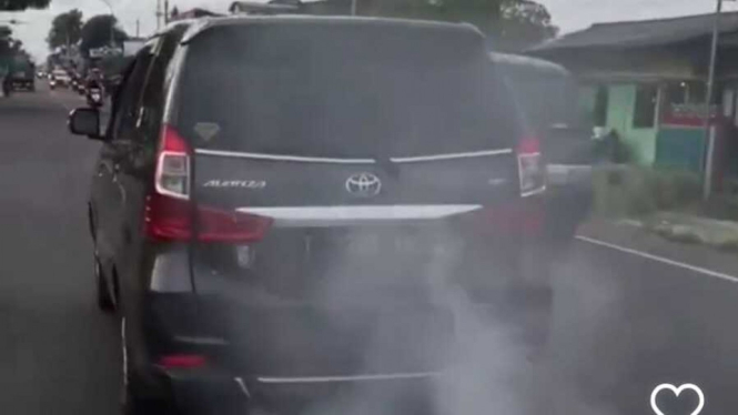 Toyota Avanza keluar asap putih