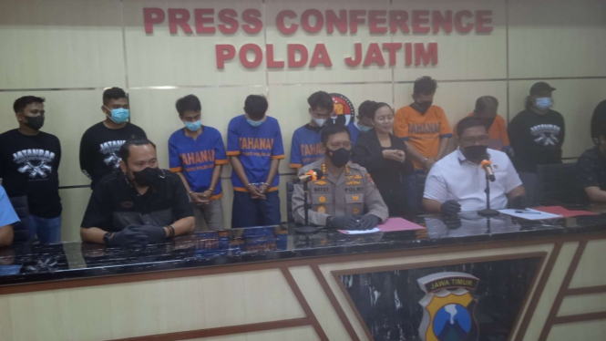 Polisi memperlihatkan tersangka pencurian kabel milik Telkom.