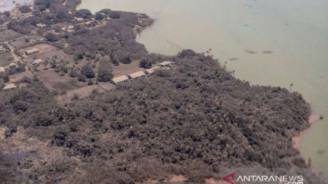 Rumah-rumah dan pepohonan tertutup abu di atas Nomuka Tonga usai dilanda tsunami