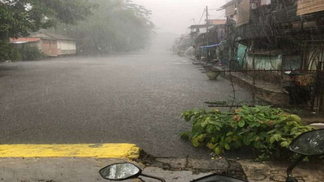 Kondisi hujan deras dan banjir di Jakarta Barat