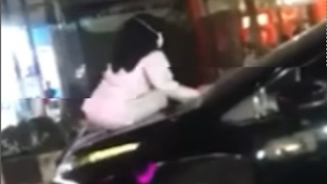 Viral Wanita Naik Kap Mobil Suaminya saat Bersama Selingkuhan