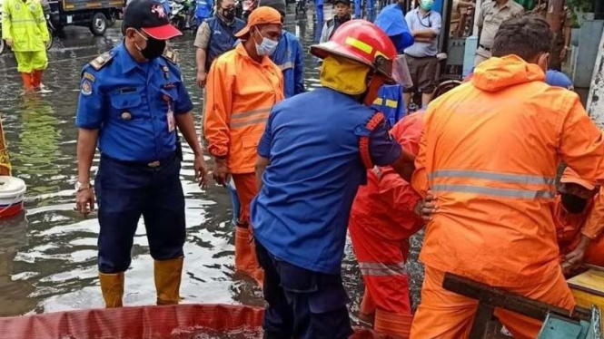 Petugas sedang operasikan pompa mengurangi banjir di Jakarta Barat